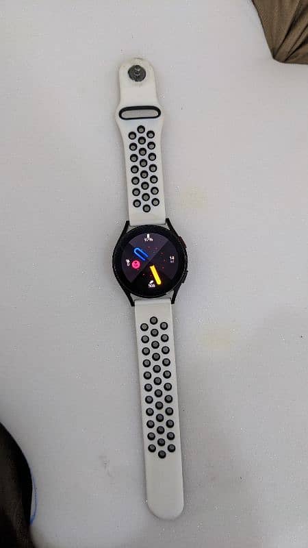 Samsung Galaxy watch 4 with original wireless charger 0