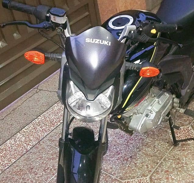 SUZUKI GSX-125 BLACK 2