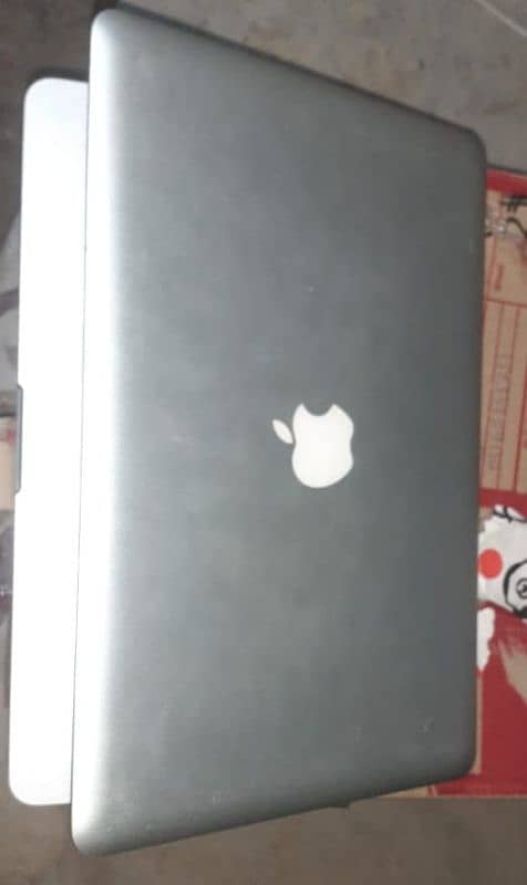 Apple Macbook pro 1