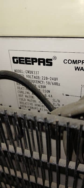 Geepas water dispenser in best condition 4