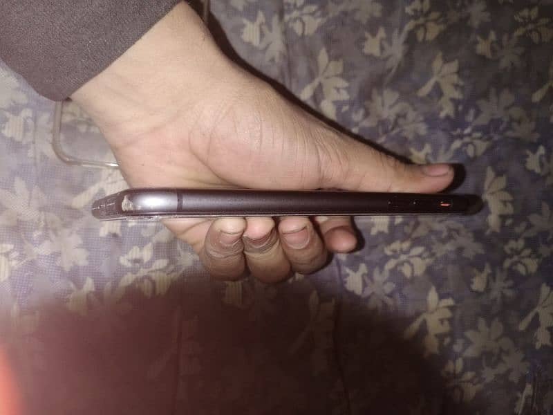 iphone 11 jv 64gb all okay Hey koi screech nai Hy only serious Byers 2