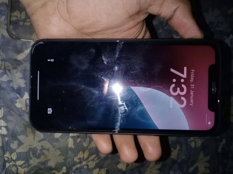 iphone 11 jv 64gb all okay Hey koi screech nai Hy only serious Byers 4