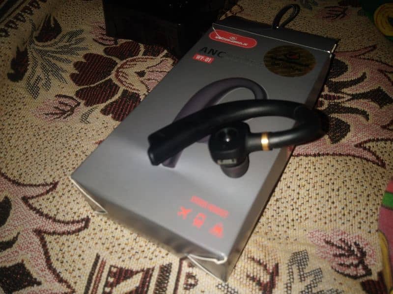 Bluetooth earphone 1