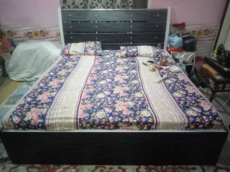 bed with 2 side table 0