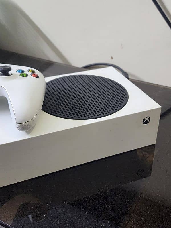 Xbox Series S (White) 512GB SSD with Games 3