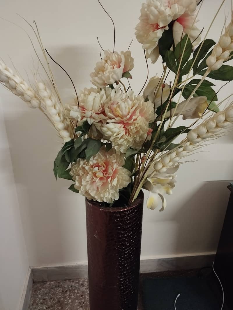 Big size vase with beautiful flowers 1