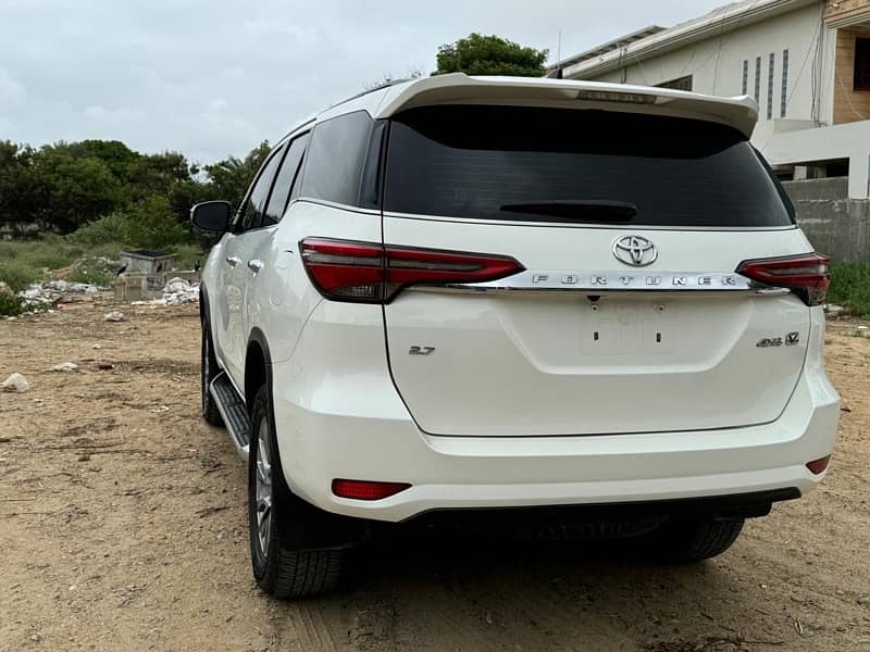 Toyota Fortuner V 2021 4