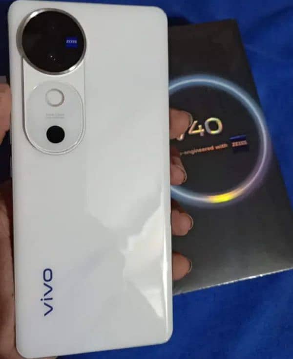 Vivo v40 3