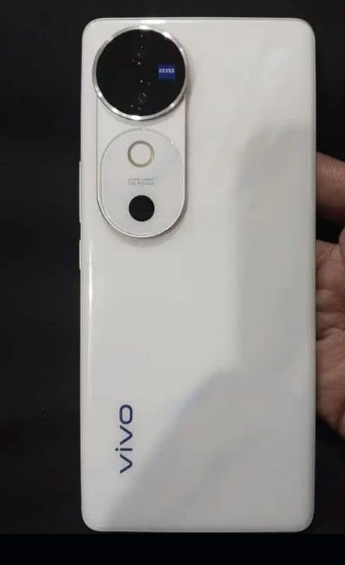 Vivo v40 4