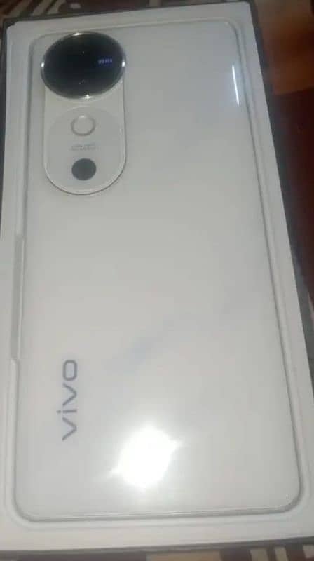 Vivo v40 5