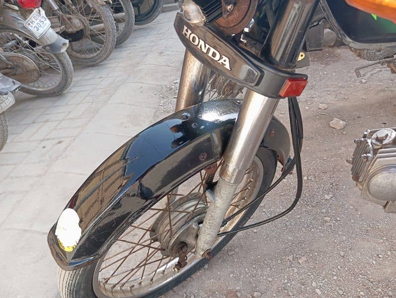 HONDA CD 70 Black 5