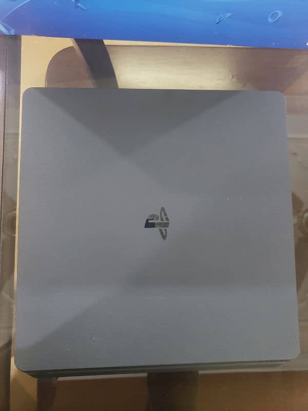 ps4 slim 500 GB with box and accessories 2