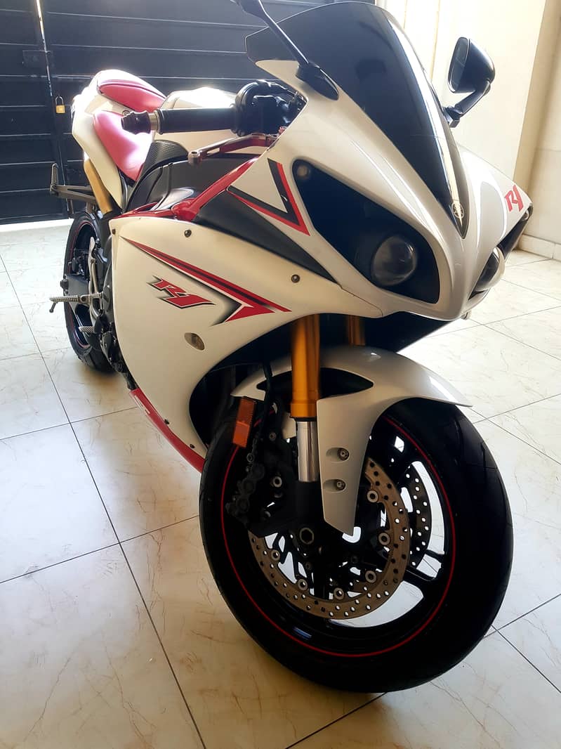 Yamaha R1 2009 in immaculate condition 2