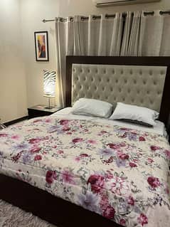 Grand King Size Bed in Excellent Condition