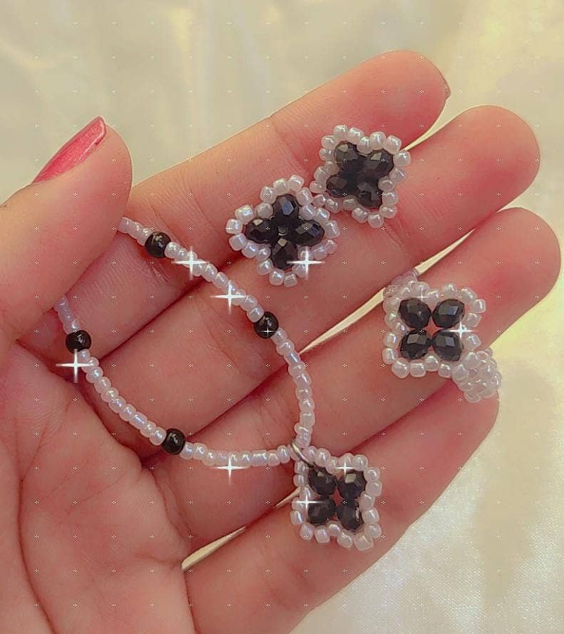 Handmade Pearl Beaded Clover Set 1