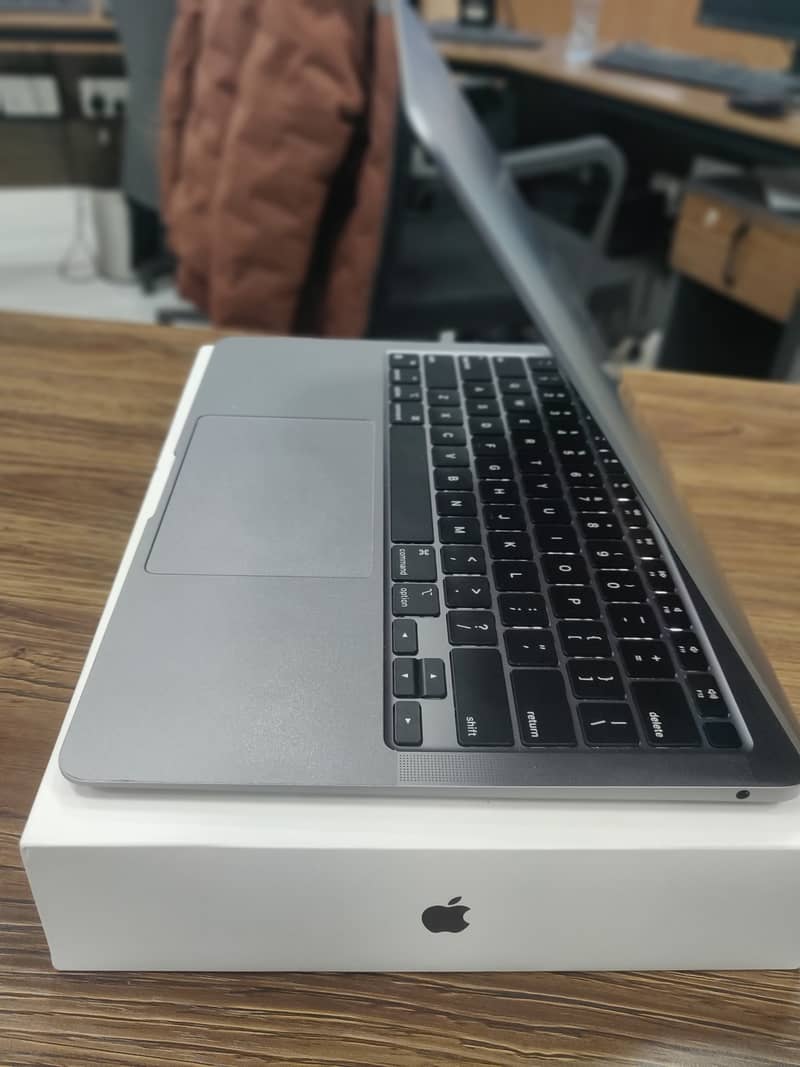 Mac Air M1 (13")–Super Fast–Ultra-Slim-Smooth Performance in warinty 4