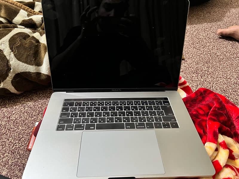 Macbook 2016 Pro 15 inches core i7 16 gb ram/ 1 Tb storage 1