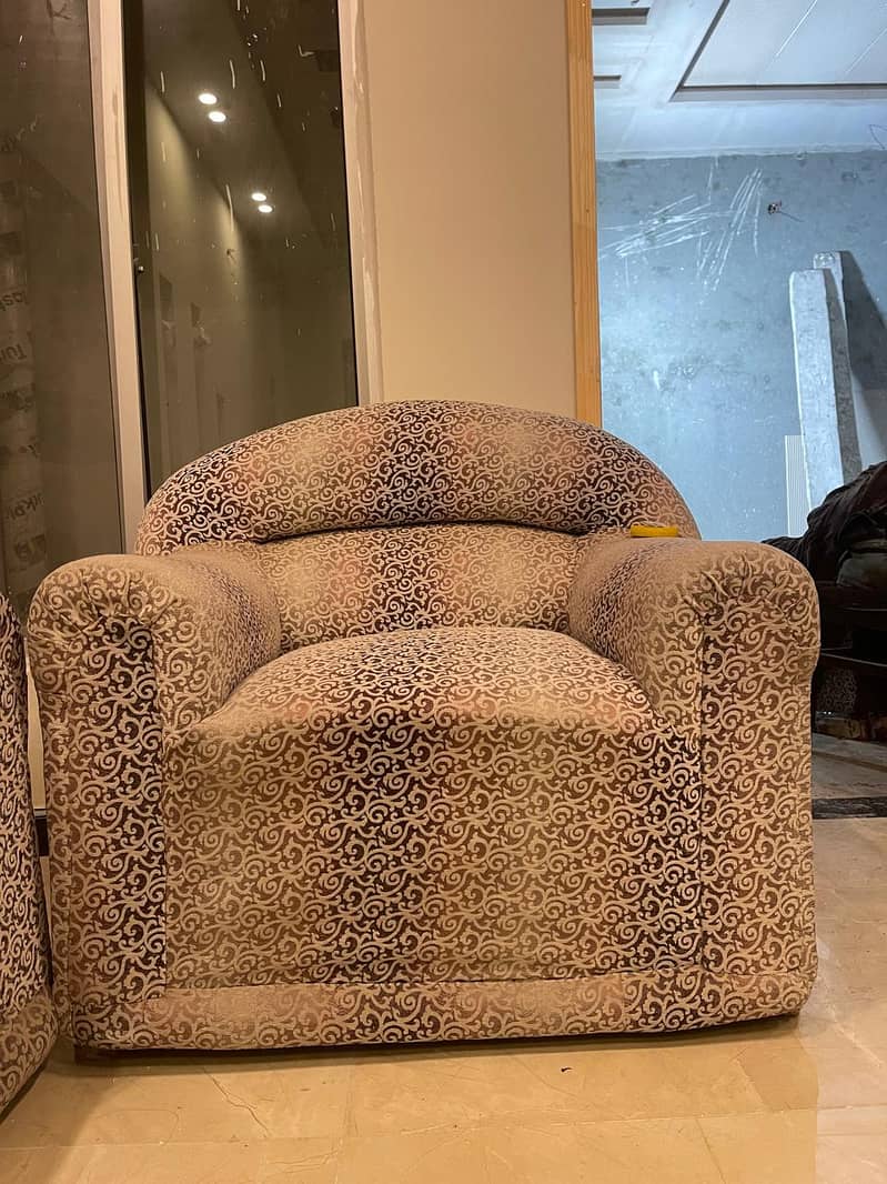 Slightly used t seater sofa 1