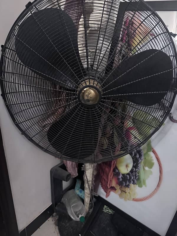 I m selling my extra large table fan . . fan size extra big original pak 2