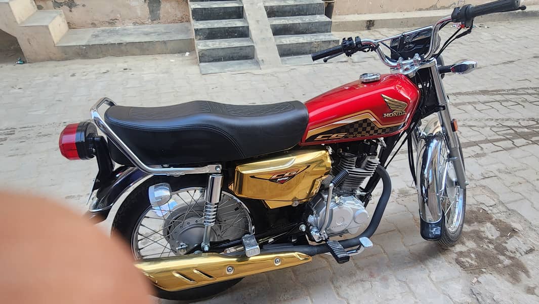 Honda 125 Special Edition – Gold | 2024 Model 3