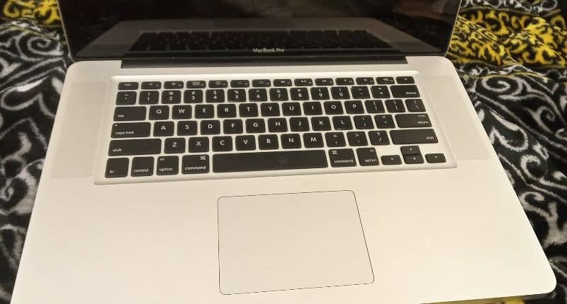 MacBook Pro 15" i5 with 4gb graphic card 8/240gb 5