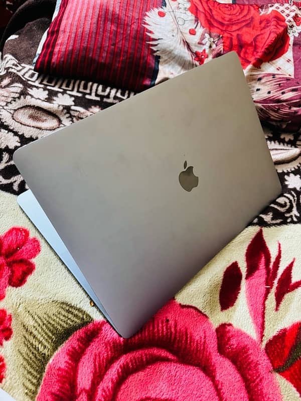 MacBook pro 2017 15 inch 16/512 0