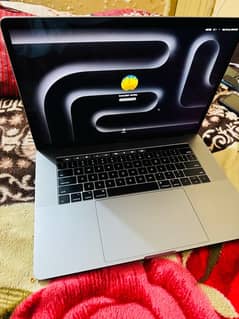 MacBook pro 2017 15 inch 16/512