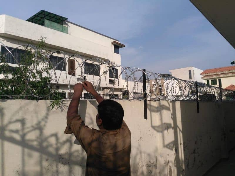 installation of Concertina Barbed Razor Wire Chainlink Fence Mesh 1