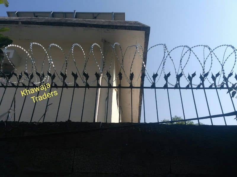 installation of Concertina Barbed Razor Wire Chainlink Fence Mesh 5