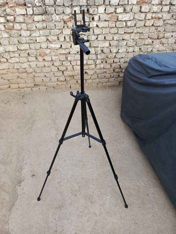 Tripod stand full new condition 730grams 1300mm height 1