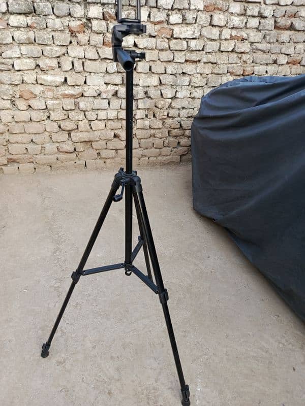 Tripod stand full new condition 730grams 1300mm height 2