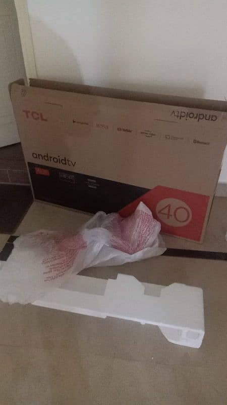 I'm selling TCL 40 inch Android LED. 4