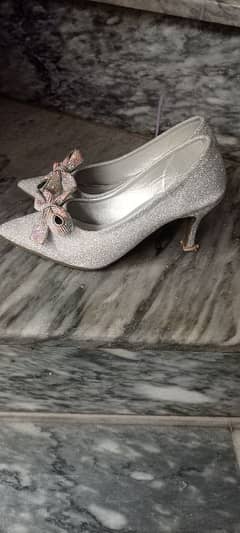 glitters pumps