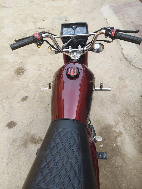 Honda 125.  only leny walay watsapp kren 1