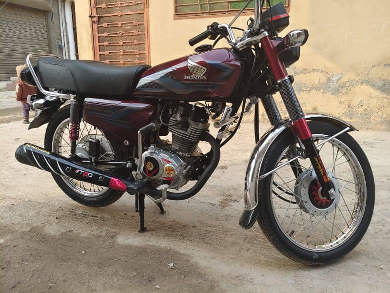 Honda 125.  only leny walay watsapp kren 2