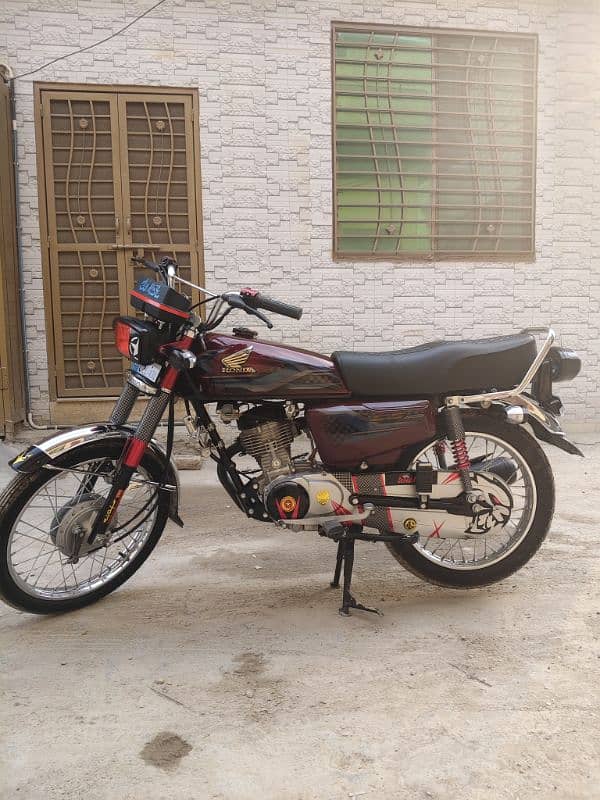 Honda 125.  only leny walay watsapp kren 3