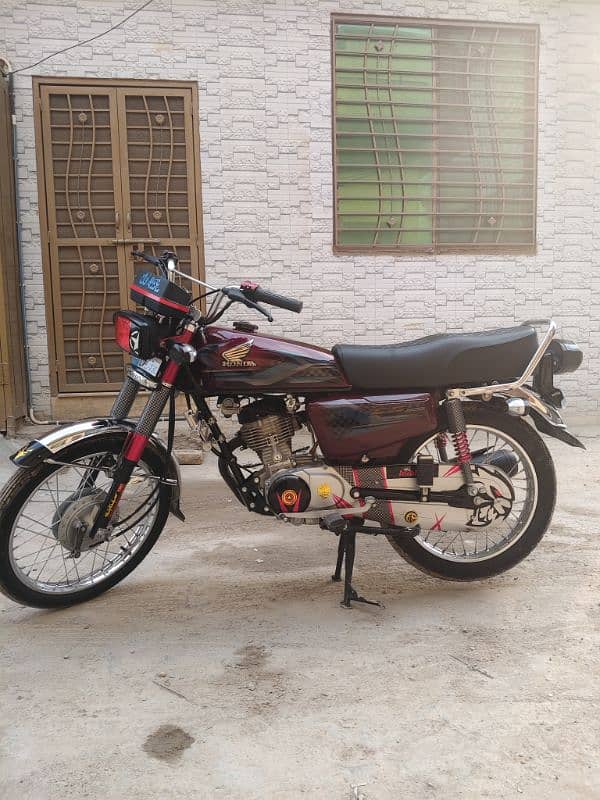 Honda 125.  only leny walay watsapp kren 4