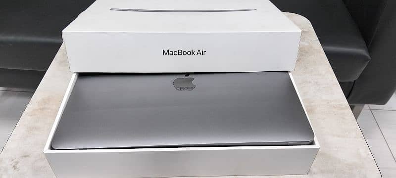 Macbook Air M1, 10/10, 8gb/256gb, with warranty 12