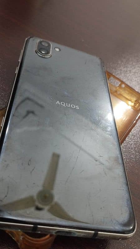 Aquos R3 6 GB / 128 GB 2