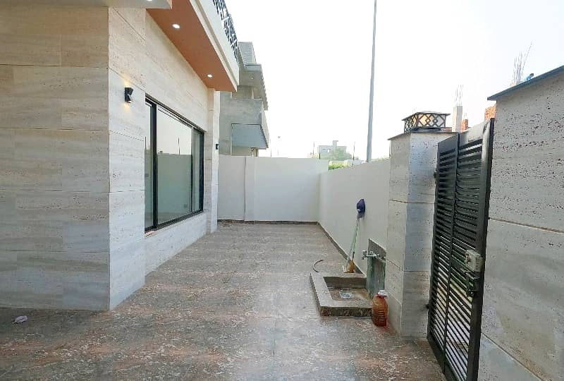 10 Marla House In Only Rs. 41000000 2