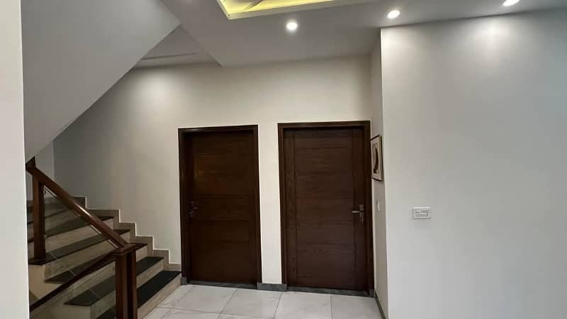 House Sized 10 Marla Is Available For sale In Johar Town 6