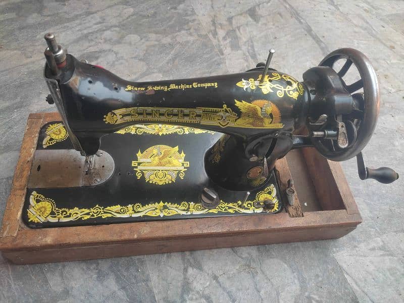 original singer sewing machine very good working condition 100 % 3