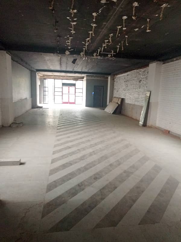 Gulberg Near Hussain Chowk 3500 Sft Ground Floor Shop Is Available On Rent. 7