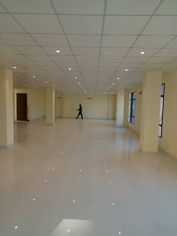 Gulberg Near Hussain Chowk 3500 Sft Ground Floor Shop Is Available On Rent. 6