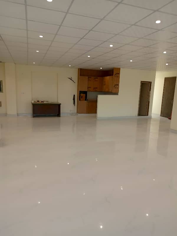 Gulberg Near Hussain Chowk 3500 Sft Ground Floor Shop Is Available On Rent. 9