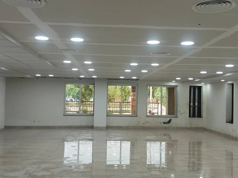 Gulberg Near Hussain Chowk 3500 Sft Ground Floor Shop Is Available On Rent. 2