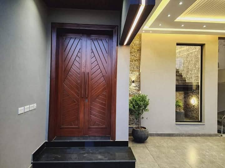 1 kanal house available for rent office & family 16