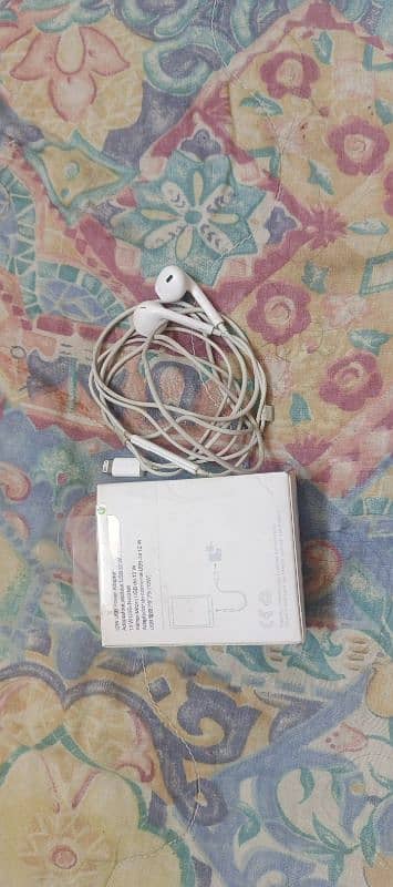 iphone 11 orignal charger and iphone orignal handfree 5