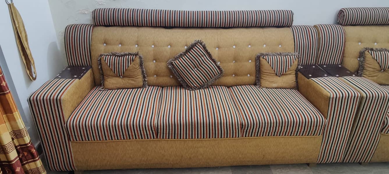 3 seater sofa set, Good condition Fo is available on lucrative price 2