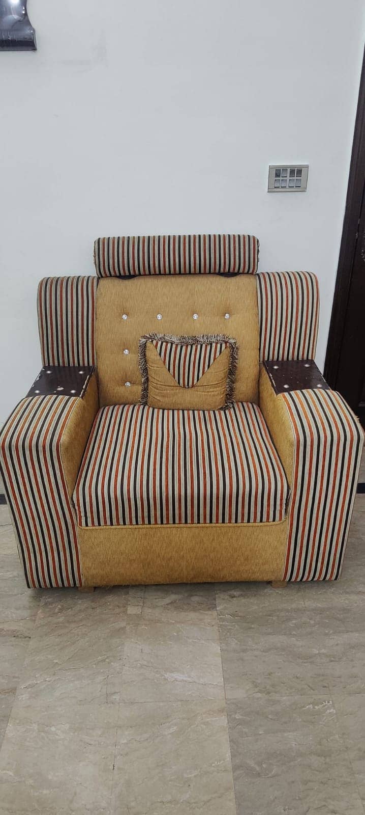 3 seater sofa set, Good condition Fo is available on lucrative price 3